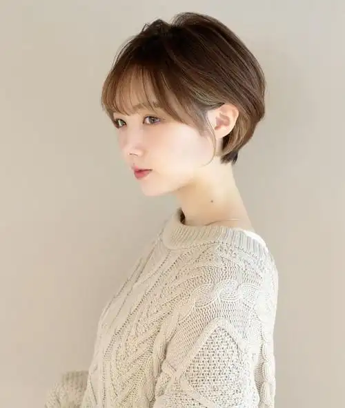 30岁左右的女性对于发型的追求,大多喜欢通过剪染来完成,改变不需要太