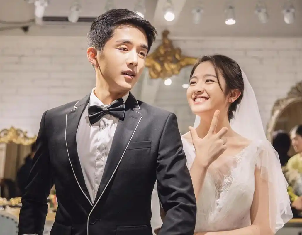 网曝张新成陪李兰迪过生日,两人恋情再引热议,张新成粉丝表示强烈不满