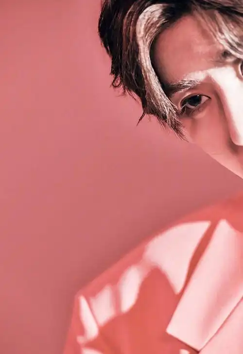 240218蔡徐坤粉色写真引网友热议吸睛实力不容小觑