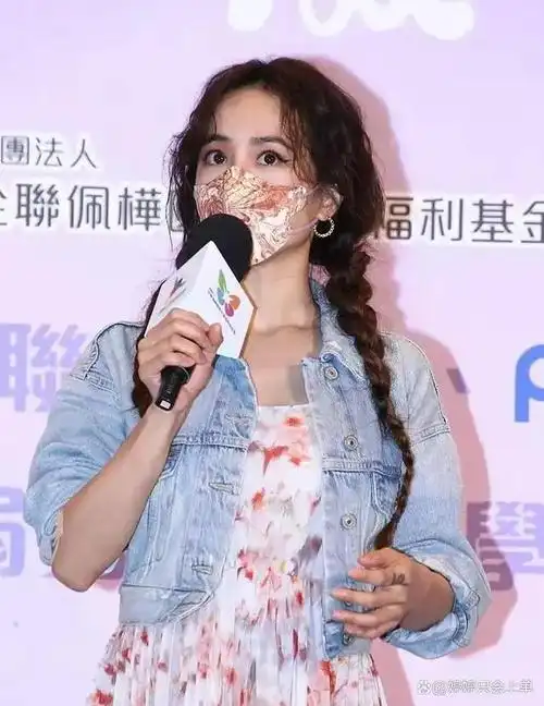 43岁蔡依林不服老穿碎花裙扎麻花辫洋气又减龄像20岁大学生