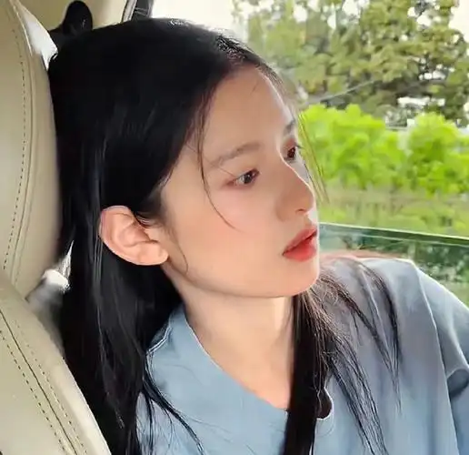 是十八宫格也放不下的美貌…  日常照真的很适合当头像的一女孩,自