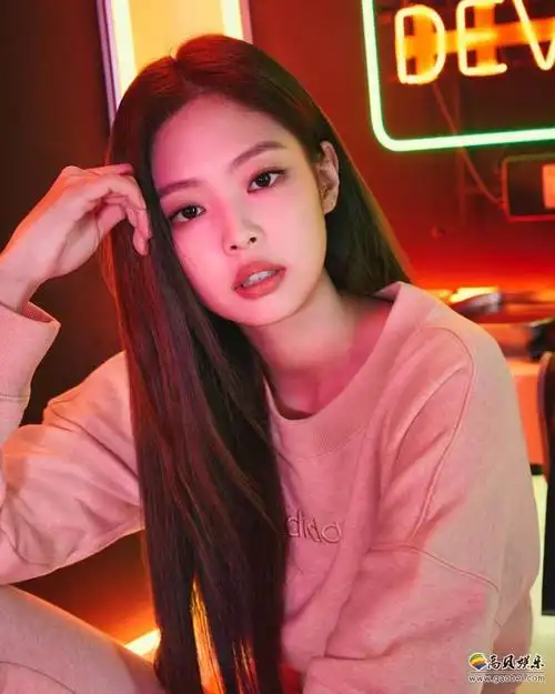 blackpink女团成员jennie发布lisa为她拍摄照片,吸引广大粉丝们目光