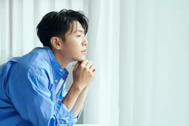 9月28日下午,35岁歌手韦礼安突然通过社交平台官宣结婚的喜讯,一时间