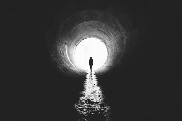 水渠 通道 女孩 光 剪影 黑白照片 4k壁纸_4k人物图片高清壁纸_墨鱼部