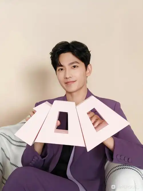 杨洋百分写真释出荣耀100系列即将来临