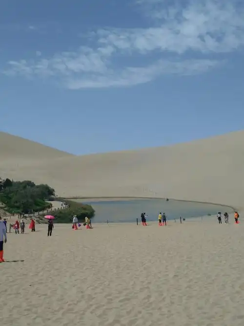 月牙湖沙漠之绿洲