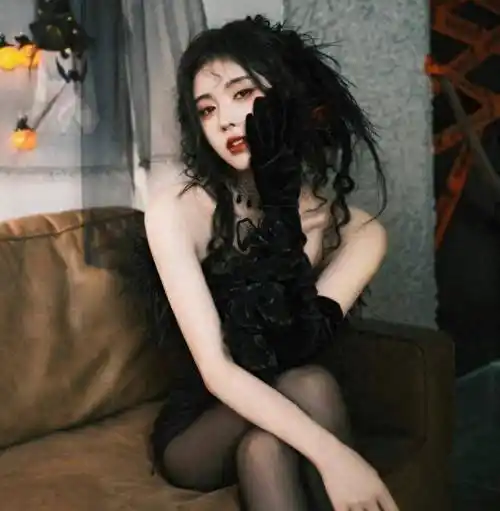 最美不过打破原生态的鞠婧祎,穿黑色斑点丝袜搭配貂绒贵气十足!