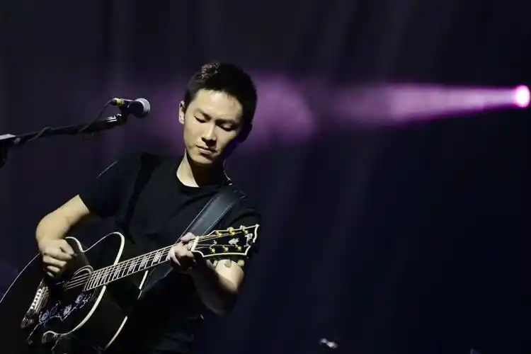 梁博一位有态度的灵魂歌手