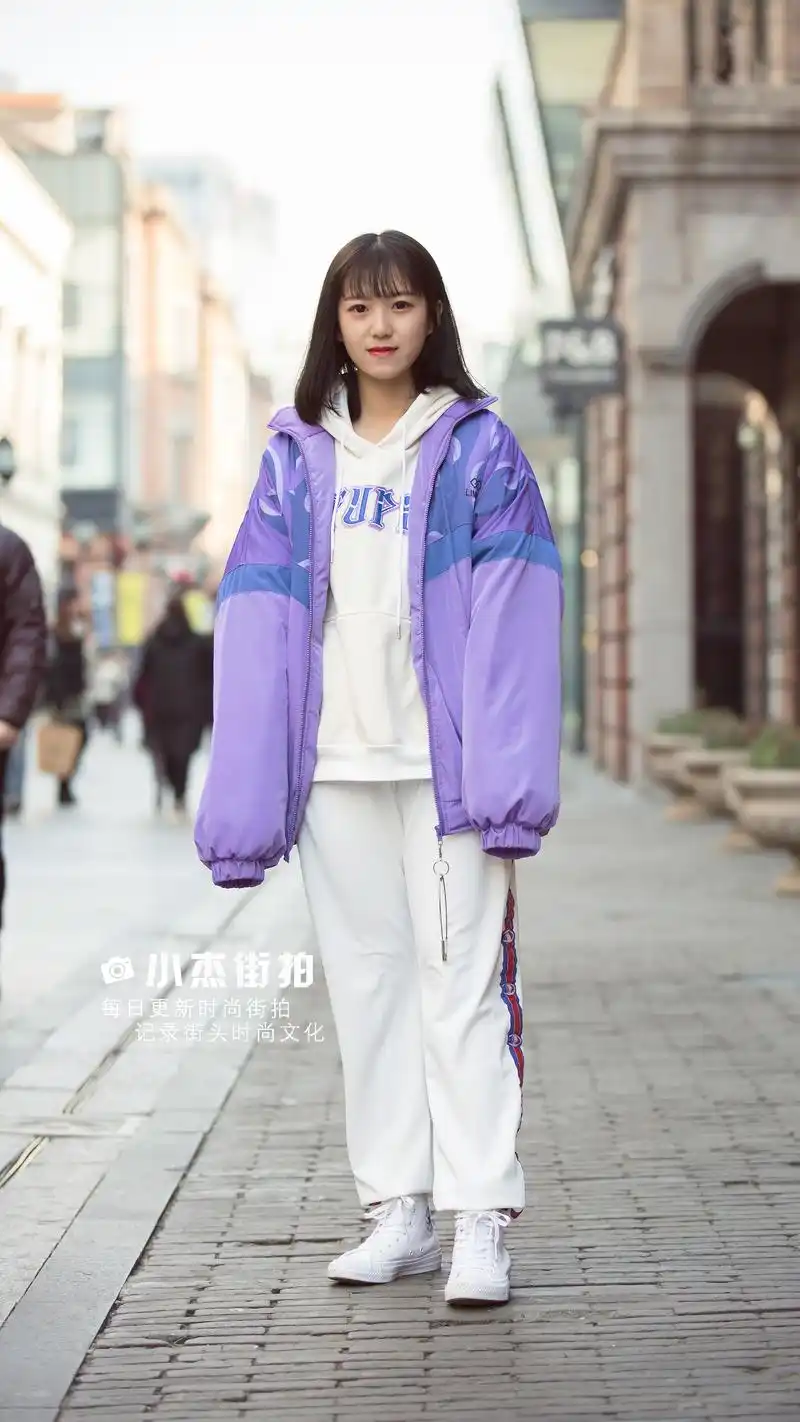 街拍:北京王府井大街上的潮女,黑色紧身裤,大长腿,颜值非常高