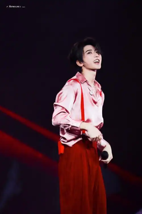 蔡徐坤超话要星光 要月亮要世界投降 更要在你身旁@蔡徐坤#蔡徐坤香港