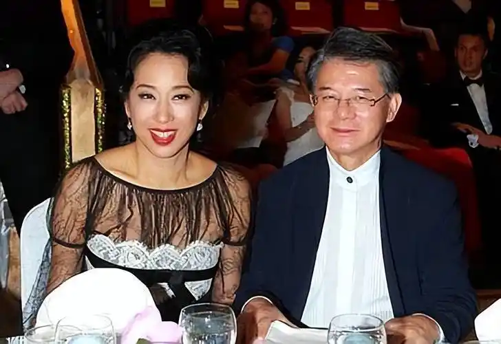 朱玲玲放弃罗康瑞财产,力证婚变传闻秀恩爱,没有回霍家大宅_儿女_人家