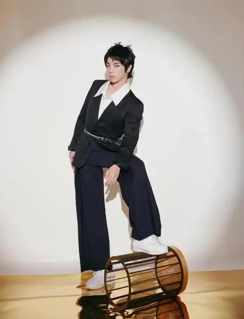 华晨宇的下半身搭配的是一条黑色的休闲裤,脚上则是选择了一双白色的