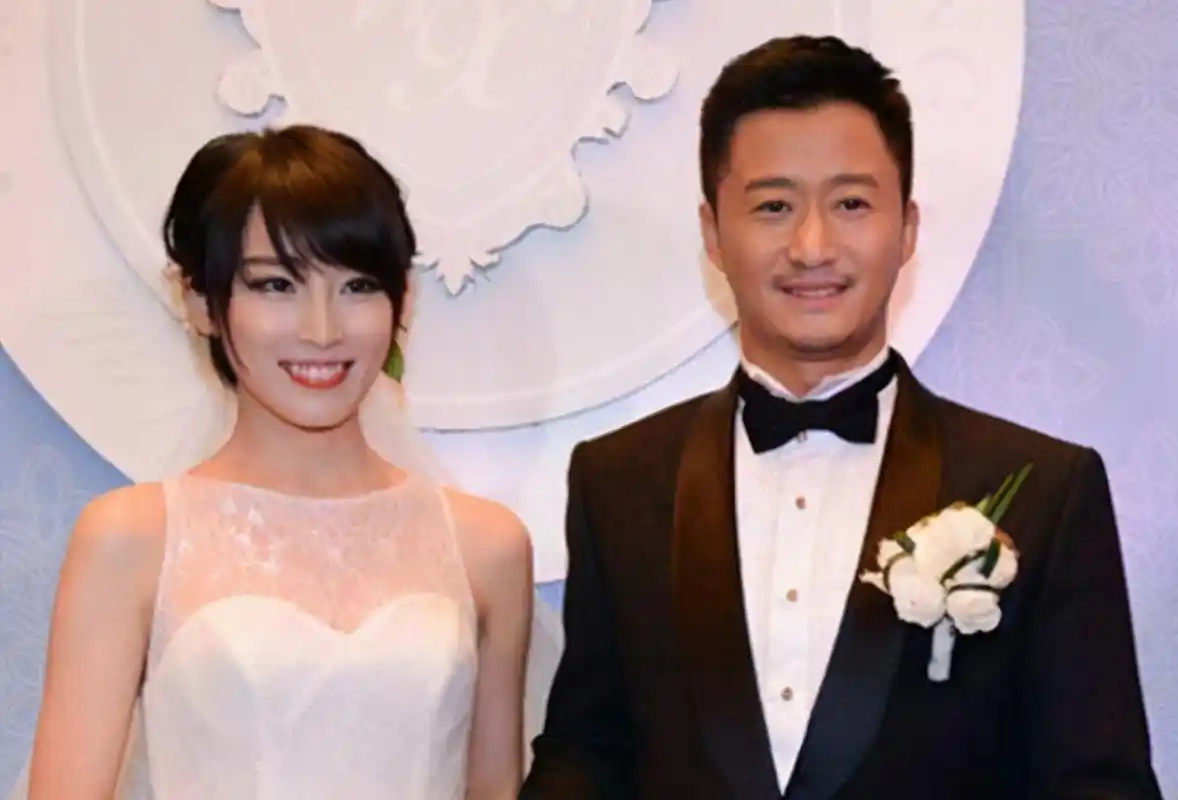 "硬汉"吴京也有今天,老婆买菜他在后面跟着,无聊玩伞不敢抱怨