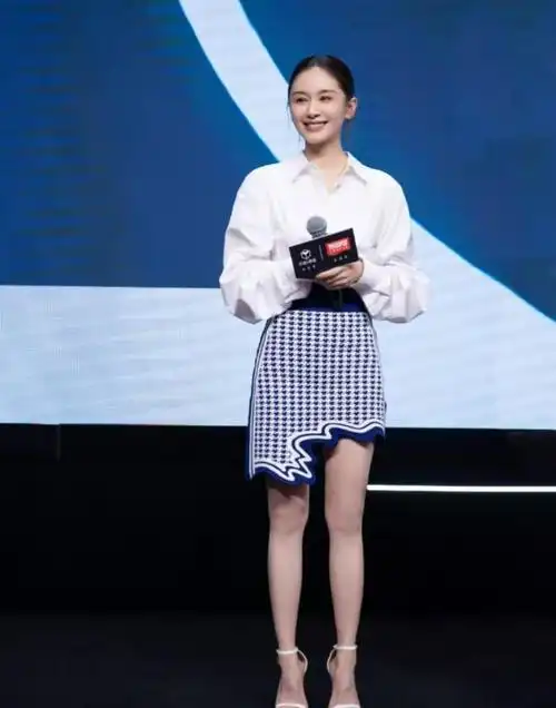 王子文衣品真的很好白衬衫黑裤子穿出惊艳感值得借鉴