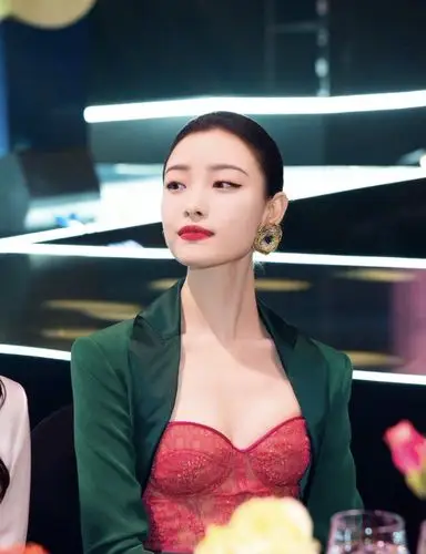 倪妮昨晚为啥要穿钱夫人的衣服啊