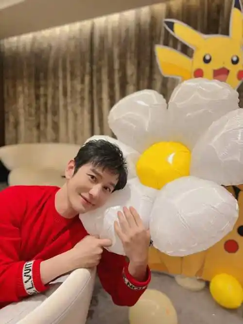 44岁黄晓明生日晒照庆生,独捧蛋糕不见妻儿_杨颖_网友_祝福