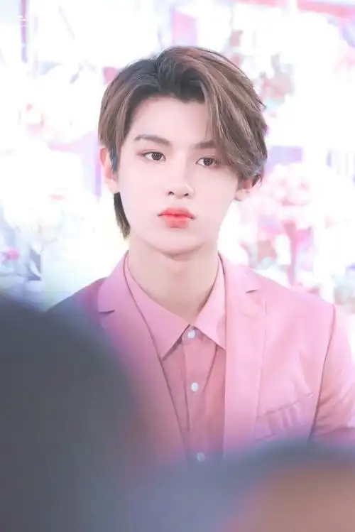 黄明昊,2002年2月19日出生于浙江温州,中国内地男歌手.