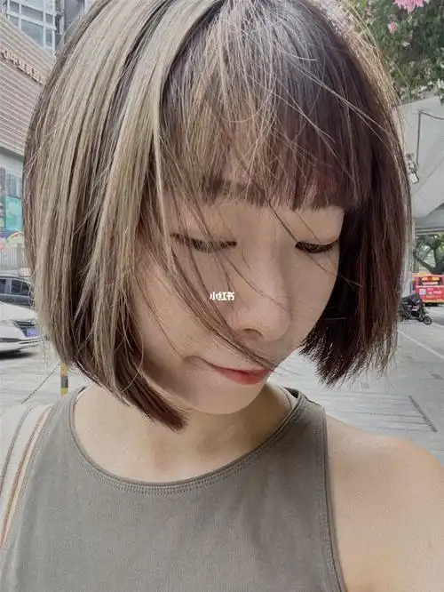 超级好看的短发一刀切发型,加上酷酷飒飒的感觉实在太好看了,灰金色的