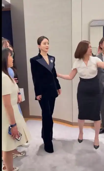 赵丽颖现身成都,眼神恍惚满脸疲惫,脚踩恨天高被嘲像微商显土气