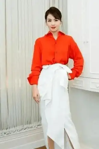 刘涛夫妇合体走机场,一身休闲打扮嫩似大学生,与小2岁王珂同框