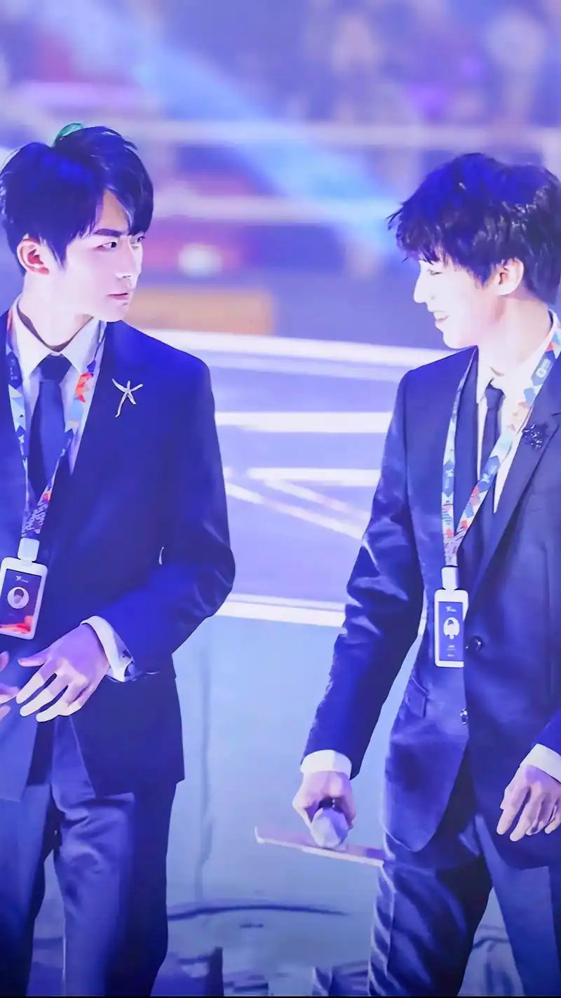 千凯千 是你们的眼神cp吗#王俊凯 #易烊千玺 #前辈和他 - 抖音