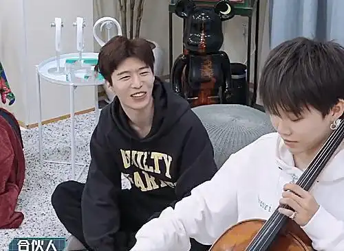 刘雨昕跟欧阳娜娜学大提琴范丞丞直接笑出声镜头还拍着呢