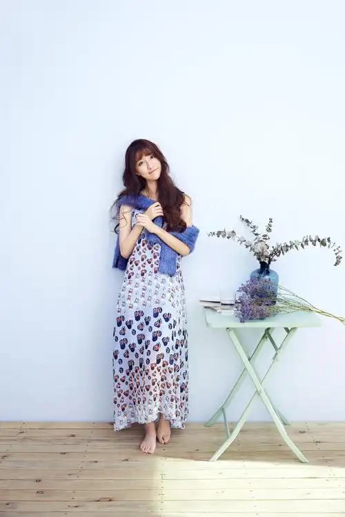 张鑫曝最新春季写真