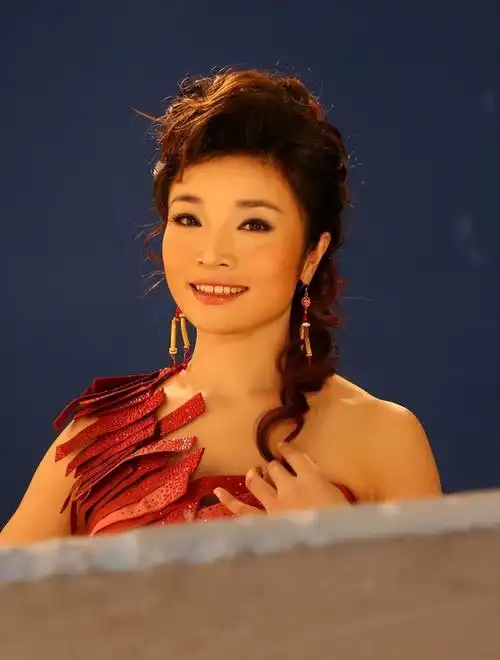 回顾歌唱家李丹阳57岁未婚送走父母后才想做个妈妈