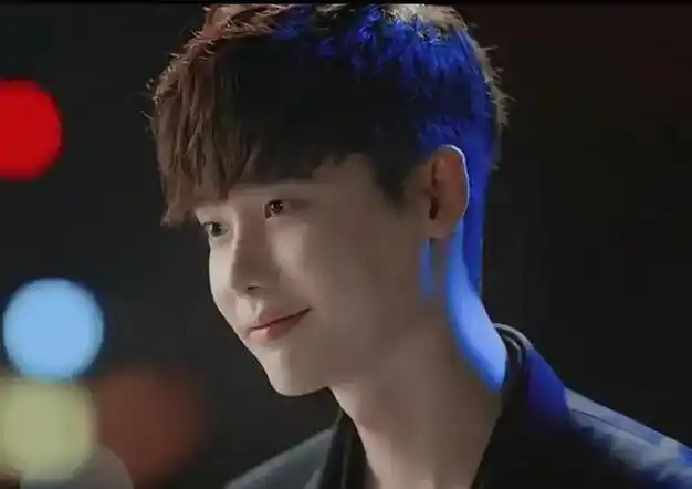 李钟硕新形象引争议鼻子尖挺脸型升级网友还我原来欧巴