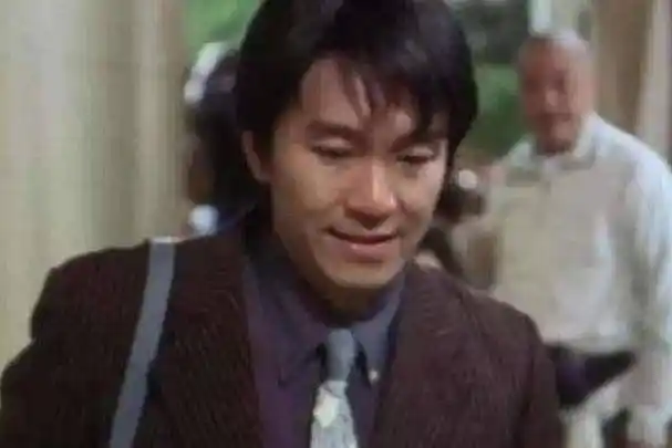 周星驰一生演过很多经典的电影,但是无法复制的经典,就当属《喜剧之王