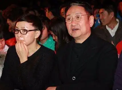 宋丹丹与老公出行被偶遇 夫妇同框低调恩爱