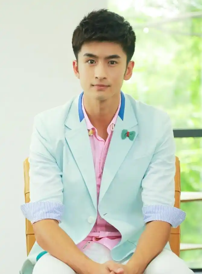 同样88年出生,权志龙,曹帅,肖顺尧相貌堂堂,而他呆萌帅气