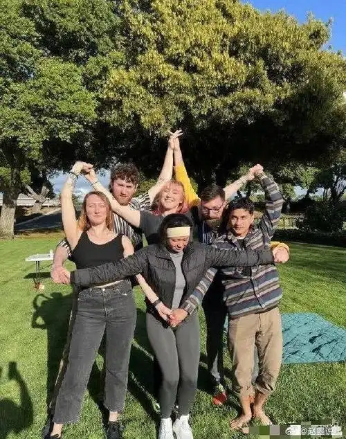 中国大妈的"六芒星"拍照姿势在国外年轻人中迅速走红!