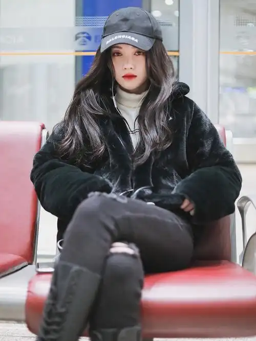 很好地修饰了鞠婧祎的腿部线条,还为整体搭配增添了几分霸气干练气息!