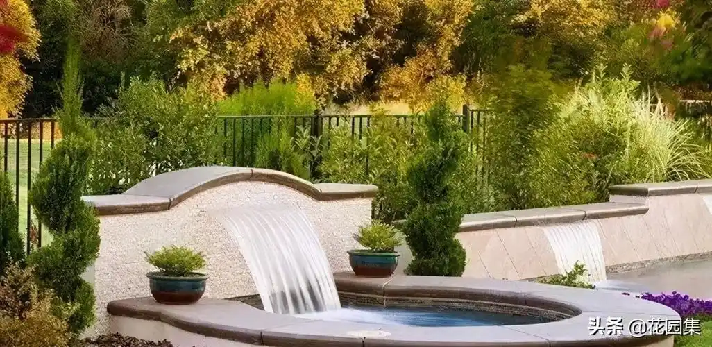 庭院水景的设计需根据动态水和静态水,以及水景的具体形式来具体确定.