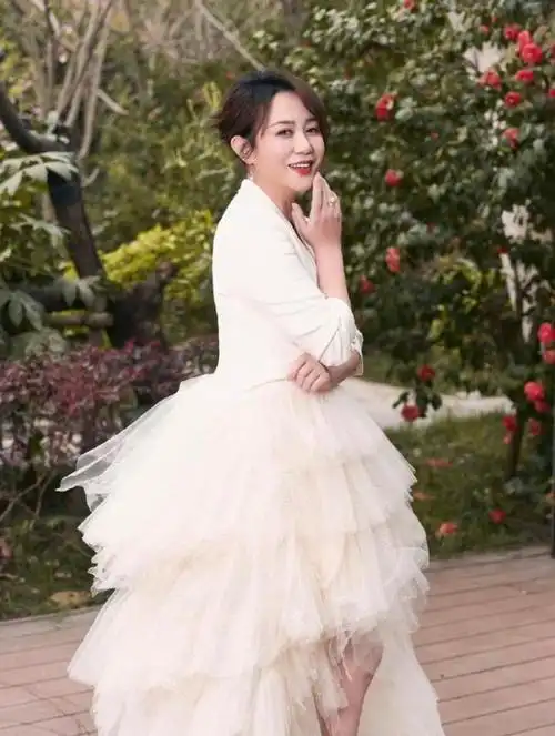 马丽是大家熟悉的喜剧演员,她多次在央视春晚表演小品,像是《今天的