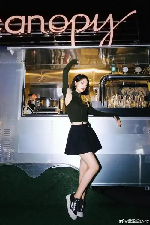 蓝盈莹暮色胶片风写真