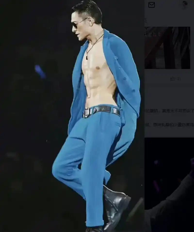 没想到61岁的刘德华竟然还有腹肌,而且还是非常完美的腹肌,真是太不可