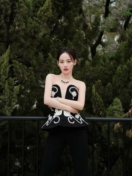 张嘉倪的锁骨#张嘉倪出席活动的造型每次都惊艳,这次参加品牌活动缮