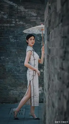 烟雨古镇,水墨朦胧,撑着油纸伞的优雅背影