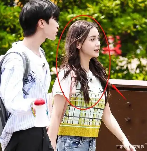 杨颖《跑男8》路透,当她的手跟蔡徐坤放一起时,这是泡过牛奶吧