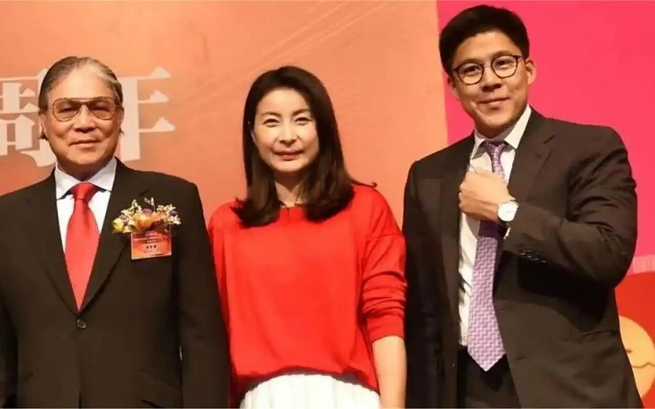 2012年,郭晶晶和霍启刚结婚,在婚礼上,公公霍震霆却说:"感谢晶晶下嫁