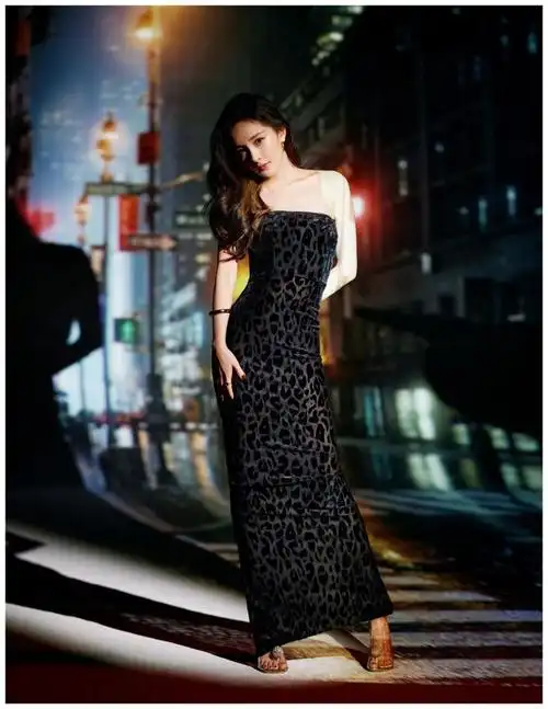 杨幂的身材真的绝了黑色鱼尾裙凹凸有致仔细一看居然暗藏玄机