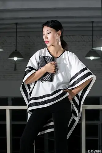 不再只比剪刀手博主教你拍照凹造型