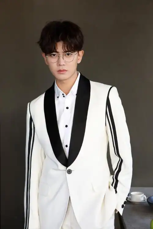 任嘉伦白色西装超帅写真图片