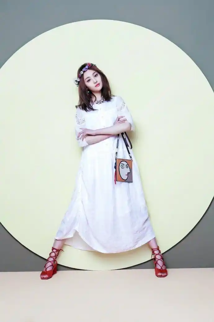 郑爽难得一见的杂志照公开,为录制综艺接回长发后重返颜值巅峰