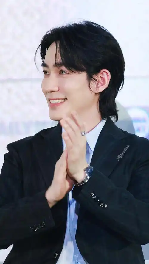 朱一龙超话笑起来咋那么甜啊,还有没人告诉你不能这么看人吗#朱一龙