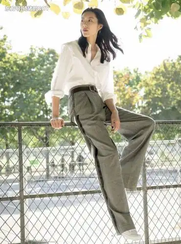 刘雯这身造型厉害了,腰细得难以置信,胯大得让人目不转睛!