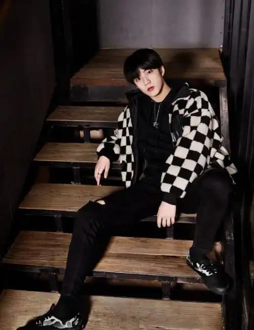 稚气未脱刘耀文虽然已是大明星但犯错仍要被老师打手心