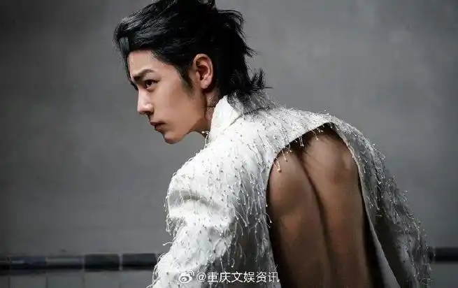 肖战好薄的背,好细的腰,好大的……肌肉91,好灿烂的笑容!